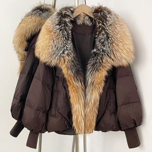 Manteau court élégant et respirant pour femme, avec col en fourrure de renard, rembourrage épais en duvet de canard blanc, fermeture éclair, personnalisable – Nouvelle collection hiver - Product Image 1