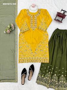Conjunto de crepé con bordado de hilo y lentejuelas para festivales, traje de manga larga, pantalón palazzo acampanado y dupatta. Compra en línea en India. - Product Image 5