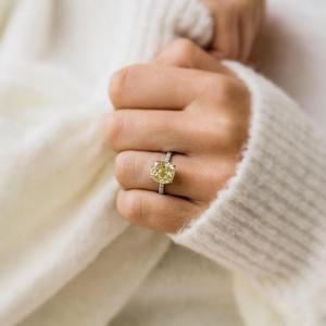 Bague en or massif 9 carats avec diamant de laboratoire jaune taille coussin, sertie à griffes, bijou de luxe pour femme, idéale pour fiançailles, mariage et fêtes - Product Image 3