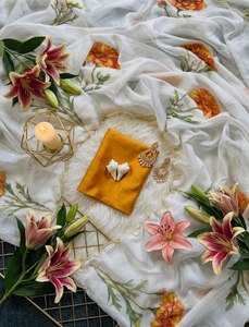 Sari en soie Teby pure et douce avec imprimés floraux numériques, travail Cutdana Moti et bordure florale lourde, Sari en soie Teby Digital Bloom - Product Image 2