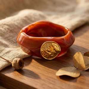 กำไลข้อมืออะคริลิคเรซิ่นวินเทจ ดีไซน์เหรียญทอง รูปทรงไม่สมมาตร กำไลหนา แฟชั่นจิวเวลรี่ในอินเดีย โดย Universal Overseas - Product Image 3