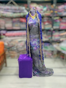 ชุดผ้าดิรักลายดอกไม้สีม่วงราชวงศ์แบบฟรานซาวี พร้อมผ้าคลุมไหล่สีน้ำเงินปักลาย และชุดผ้าโคติเข้าชุด - Product Image 1