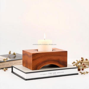 Tarro de vela moderno y elegante con soporte de madera para decoración sofisticada del hogar, decoración interior hecha a mano con velas ambientales - Product Image 1