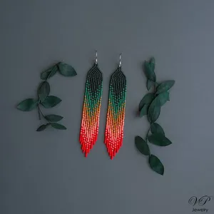 Mayorista SATYA ENTERPRISES: Pendientes Largos de Estilo Bohemio con Cuentas Verdes, Rojas y Coral, con Flecos Degradados y Efecto Ombre - Product Image 3