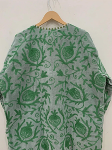 เสื้อคลุมกิโมโนสีเขียวเซจ งานฝีมือสไตล์ซูซานี ผ้ากำมะหยี่ยาว ตกแต่งด้วยลายปักดอกไม้สไตล์โบฮีเมียนสำหรับผู้หญิง - Product Image 4