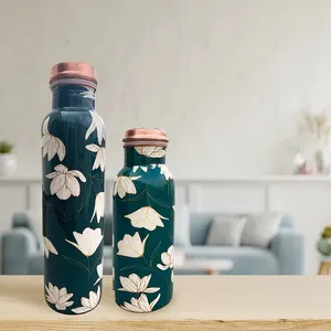 Estampado de flores blancas sobre base verde, diseño único en botella de cobre puro. Compre directamente del proveedor a precio de mayoreo. - Product Image 1