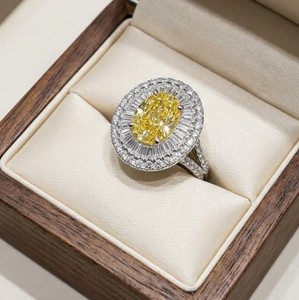 Bague de fiançailles classique en or massif 9K 10K 14K 18K avec diamant de laboratoire jaune ovale de 1,23 ct et diamant taille baguette rond de 0,82 ct - Product Image 4