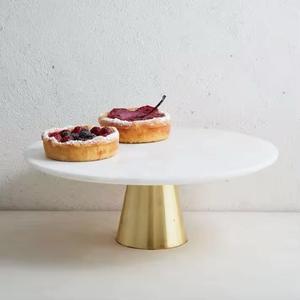 Support à gâteau circulaire fait main antiadhésif avec base dorée, compatible four et congélateur, lavage à la main uniquement - Product Image 4