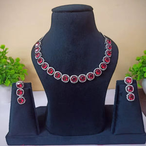 Parure de bijoux de mariée élégante et classique, aspect diamant CZ, plaqué argent, boucles d'oreilles chandelier et collier pour mariage et soirée - Product Image 1