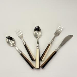 Produit en promotion : Ensemble de couverts en acier inoxydable avec manche en bois et résine pour la maison, l'hôtel et les cadeaux de mariage - Product Image 4