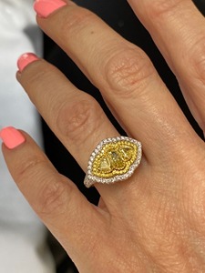 Anillo de Compromiso con Diamante Amarillo de Corte Ovalado Cultivado en Laboratorio, Oro Blanco de 14k, Doble Halo, VVS+, Certificado IGI, Anillo de Boda con Vástago Dividido - Product Image 5