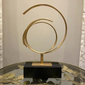 Sculpture abstraite moderne finition or, idéale pour la décoration de bureau, les zones de réception et les intérieurs d'entreprise, provenant d'Inde. - Product Image 2