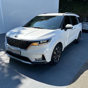 Kia Carnival MPV Premium avec un intérieur spacieux, des sièges confortables, des caractéristiques de sécurité avancées et une technologie moderne - Product Image 4