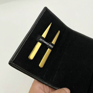 Pince à épiler ZETOMED PRO en acier durable plaqué or, design incliné et pointu, extra-affûtée, avec ressort pour cils - Product Image 3