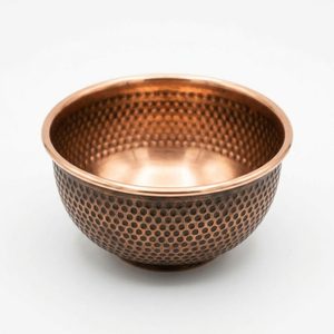 Bol en cuivre antique à motif goutte de pluie 12 cm, décoration artisanale en cuivre pour la maison, les hôtels, les mariages, décoration de table Anjali Raindrop - Product Image 3