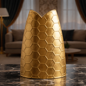 Magnifique vase doré à motif hexagonal unique en forme de nid d'abeille, silhouette conique et bord festonné pour une décoration de luxe - Product Image 1