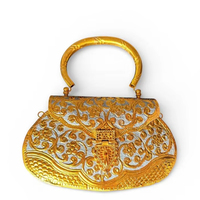 Pochette latérale en laiton gravé motif ancien avec chaîne – Prix raisonnable, touche premium – Accessoires de mariage pour femme en laiton par UO