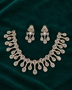 Parure de bijoux de fête haut de gamme avec collier et boucles d'oreilles incrustés de pierres à motif goutte d'eau, fournisseur de bijoux de mode pour la vente en gros - Product Image 5