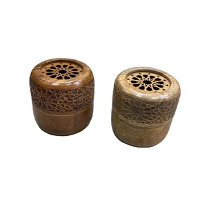 Boîte à encens arabe en bois avec gravure de calligraphie arabe et support métallique - Product Image 4