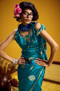 Sari de mariée en tissu léger de créateur pour les fêtes, les événements et les célébrations spéciales pour les mariages indiens et pakistanais - Product Image 3