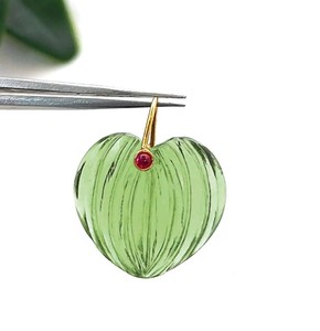 Colgante de Gema en Forma de Corazón de Amatista Verde Tallado a Mano de 19 MM - Corazón Chapado en Oro sobre Latón - Product Image 1