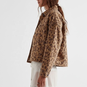 Chaqueta Vaquera Personalizada con Logotipo para Mujer, Corte Regular, Prenda Exterior Ecológica, Transpirable, Lavado Claro, Otoño, con Botones, Venta al Por Mayor - Product Image 2