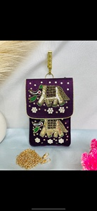 Realza tu look festivo con este exquisito bolso bandolera bordado a mano, diseñado para combinar el encanto tradicional con la elegancia moderna. - Product Image 4