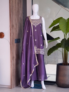 Ensemble Kurti et pantalon sexy avec broderies et dupatta pour les occasions festives, disponible auprès d'un exportateur indien. - Product Image 4