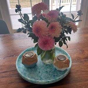 Assiette décorative ronde en résine bleue écologique polie avec porte-bougies en bois et vase à fleurs – Centre de table moderne en stock - Product Image 1