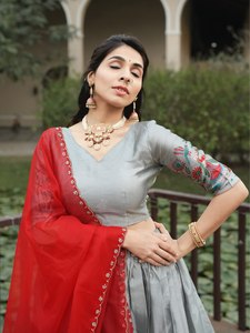 Magnifique Lehenga Choli en soie grise avec bordure tissée Kalamkari et travail Zari – Tenue ethnique indienne traditionnelle pour l'exportation - Product Image 3