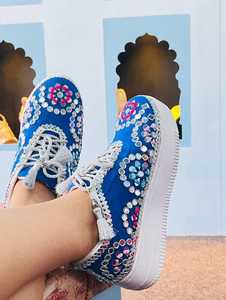 Baskets compensées brodées crème très demandées pour femme, chaussures à plateforme haute, fabriquées à la main, décontractées, dorées, à lacets, pour mariée - Product Image 2