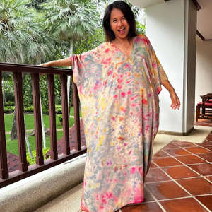 Caftán Gris con Estampado Tie Dye Arcoíris para Mujer, Talla Grande, Vestido de Verano - Product Image 1