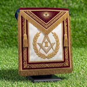 Badge Franc-Maçon Personnalisé en Velours Bordeaux Brodé Or, avec l'Œil Qui Tout Voit, les Équerres et les Compas, Franges et Pompons, à Coudre avec Épingle de Sûreté - Product Image 1
