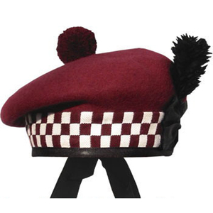 Bonnet Balmoral en laine marron avec bande à carreaux et pompon, unisexe, pour adulte, idéal pour les fêtes d'hiver - Product Image 1