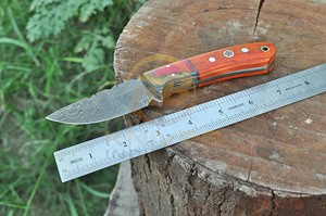 Couteau tactique de survie et de chasse OEM personnalisé en acier Damas, lame fixe, manche en bois, protège-doigts, étui en cuir, garantie 3 ans - Product Image 3
