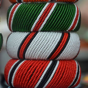 Bracelet large en perles de verre de style ethnique africain traditionnel, fait main, motif Maasai, accessoire de bijoux pour femmes - Product Image 1