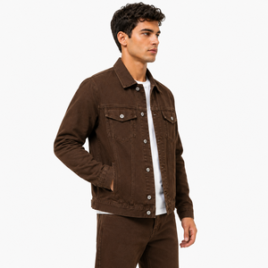 Veste en jean polyvalente pour homme, fabriquée avec un tissu résistant et un style classique, offrant un confortable effet superposé pour les tenues décontractées et les voyages. - Product Image 4