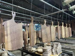 Planche à découper en bois naturel avec surface rectangulaire arrondie, manche court et trou de suspension pour la préparation des aliments en cuisine - Product Image 5