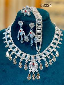 MOLL JEWELLERS Collier pour femme élégant et tendance en laiton plaqué or avec zircon naturel, chaîne torsadée et motif feuille, 16 pouces, pour mariage ou événement spécial - Product Image 2