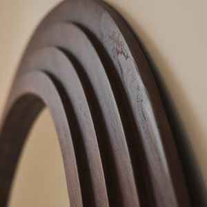 Miroir sur pied pleine longueur à cadre sculptural incurvé, style shabby chic, fait main, en bois organique, à tons sombres - Product Image 4