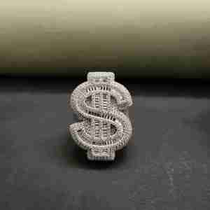 Anillo de Lujo con Diseño de Símbolo de Dólar y Cristales - Product Image 1