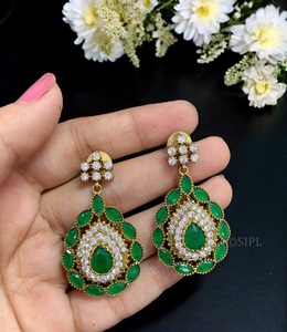 Magnifiques boucles d'oreilles pendantes en laiton plaqué or de qualité supérieure avec moissanite pour femmes et jeunes filles – Collection tendance pour soirées - Product Image 2