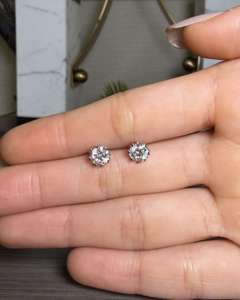 Clous d'oreilles de luxe en or 10K avec diamants de laboratoire ronds brillants taillés à la main, certifiés IGI - Product Image 3