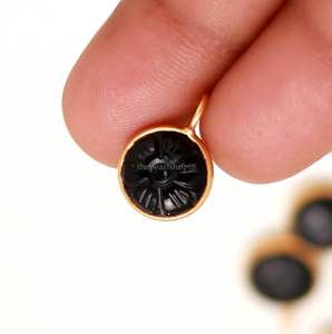 Pendentif en argent sterling 925 plaqué or vermeil avec charme fleur sculptée en onyx noir naturel, pierre précieuse onyx noir, bijou cristal de guérison - Product Image 2