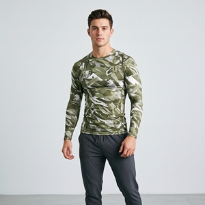 Chemise de compression camouflage à manches longues pour homme, col rond, séchage rapide, coupe ajustée, jersey sportif en polyester tricoté - Product Image 1