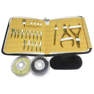Kit d'outils de pose d'extensions capillaires de qualité supérieure avec peigne de séparation, ciseaux à fils, pinces crocodiles, pince à bandes adhésives et pince à sertir plate - Product Image 3