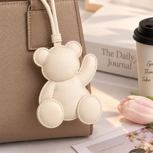Breloque de sac en cuir en forme d'ours moelleux avec surpiqûres soignées, porte-clés animal mignon pour accessoires de sacs fourre-tout de luxe - Product Image 1