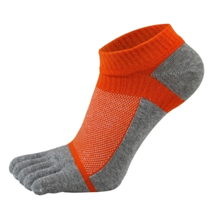 Chaussettes unisexes pour hommes et femmes, décontractées, douces, respirantes, en coton, noires et blanches, athlétiques, à cheville haute, pour la saison printanière - Product Image 3