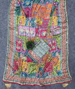 Sari de seda Chinon de diseñador con borde de ribete, borlas Latkan y auténtico trabajo de espejo, reversible, estilo fiesta, largo hasta el tobillo - Product Image 4