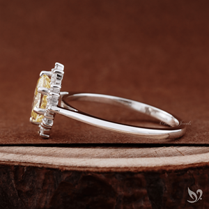 Bague de fiançailles élégante en or blanc 10 carats avec diamant de laboratoire ovale jaune intense de 1,01 carat - Product Image 2